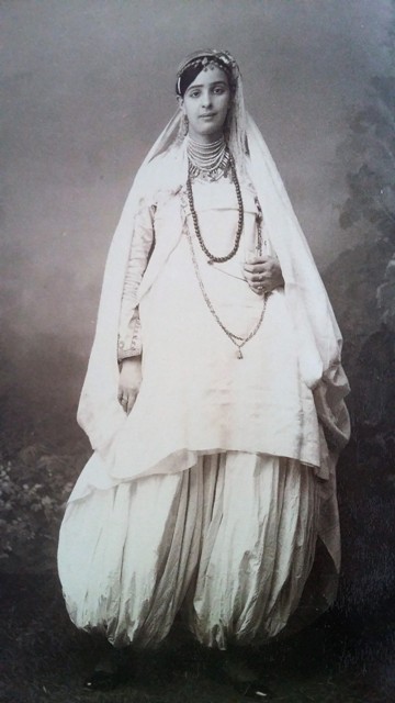 Algéroise en costume de sortie début du xxe siècle