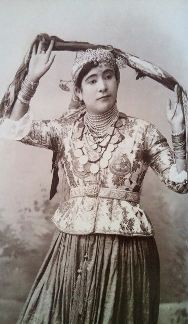 Danseuse algéroise portant un caraco en soie brochée