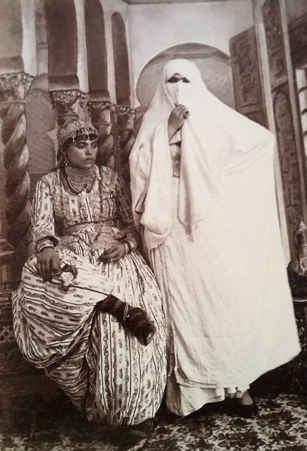 Le voile de Blida et les multiples variantes du costume algérois adoptées par les citadines du centre de l'Algérie